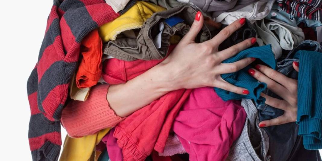 Solmuş kıyafetlerinizi çöpe atmak yerine yenileyin! Sihirli bir dokunuş yetiyor: 2 malzemeyle yepyeni görünüyor 5